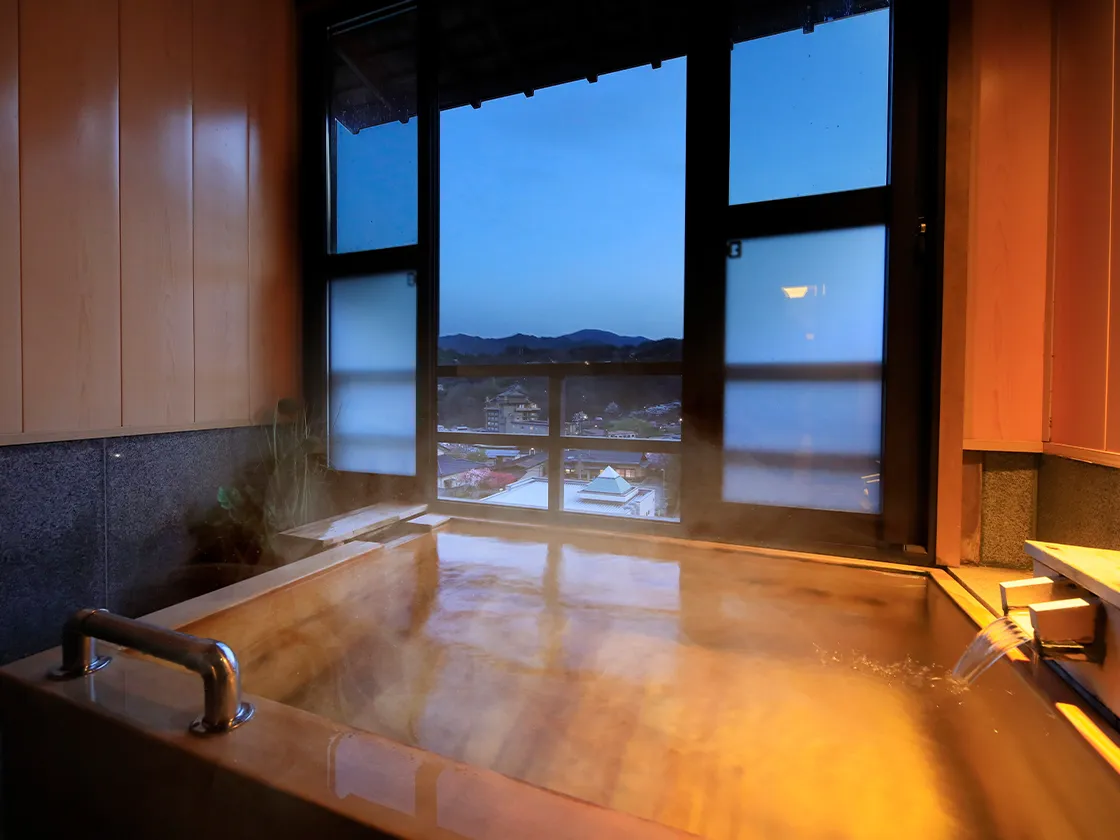 写真：温泉半露天風呂付き和室
